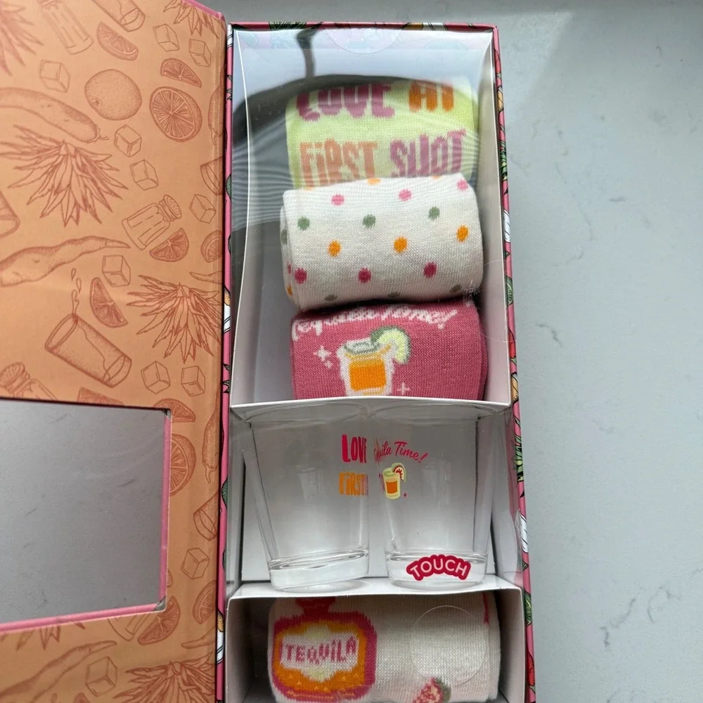 Picante Chica Tequila Gift‎ Set 4 Pairs Socks Size 5-10 + 2-2oz Shot Glasses NWB